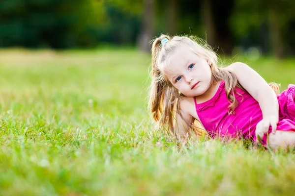 Menina em um parque — Fotografia de Stock