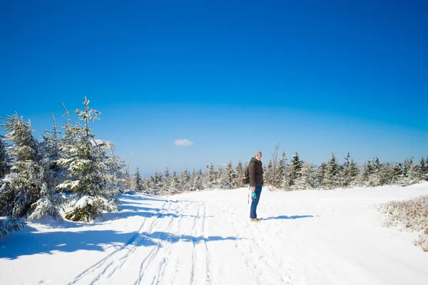 Jonge in mooie winter berglandschap — Stockfoto