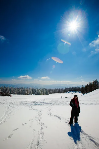 Joven en hermoso paisaje de montaña de invierno — Foto de Stock