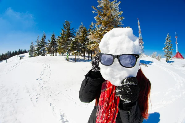 Joven en hermoso paisaje de montaña de invierno — Foto de Stock