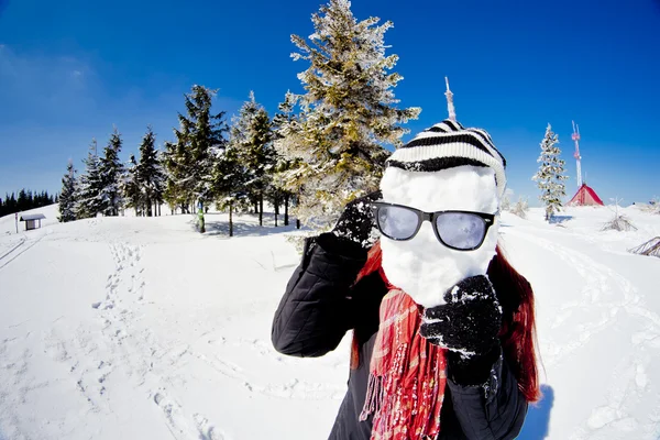 Unga i vackert vinterlandskap berg — Stockfoto