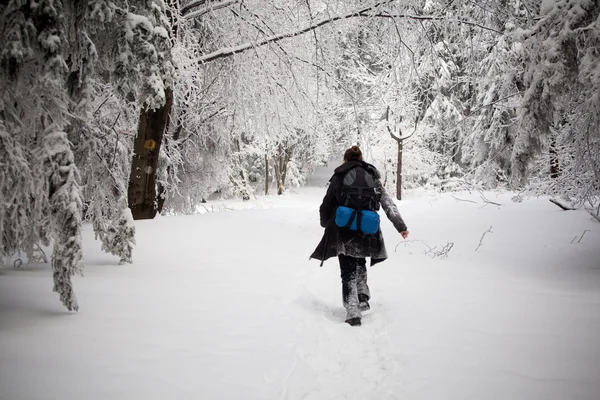 Jonge in mooie winter berglandschap — Stockfoto