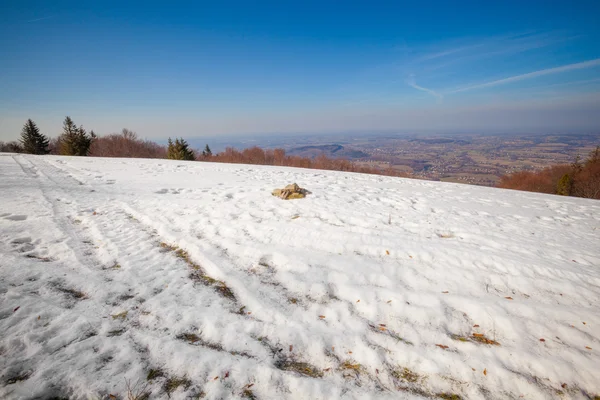 Belle photo d'hiver ensoleillée prise en montagne — Photo