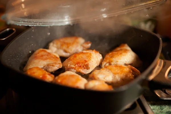 Faire frire le poulet chaud avec de la fumée — Photo