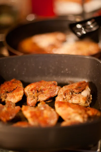 Faire frire le poulet chaud avec de la fumée — Photo