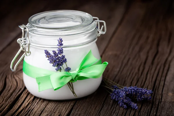 Natuurlijke lavendel en kokosnoot lichaam boter diy — Stockfoto