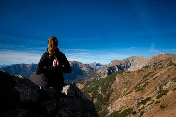 Yoga i tatry bergen — Stockfoto