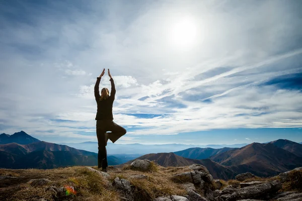 Yoga in Tatry mountains — Stock Photo, Image