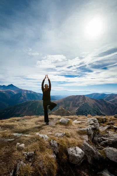 Yoga in Tatry mountains — Stock Photo, Image