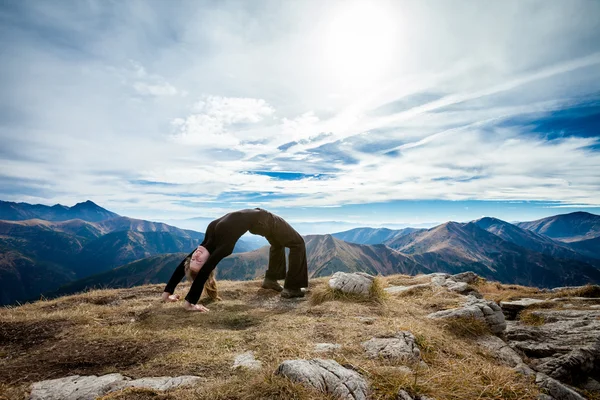 Yoga en las montañas de Tatry — Foto de Stock