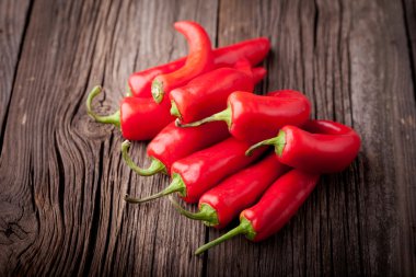 ahşap bir masa üzerinde taze kırmızı biber