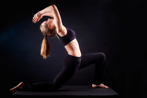 Pose de yoga en studio — Photo