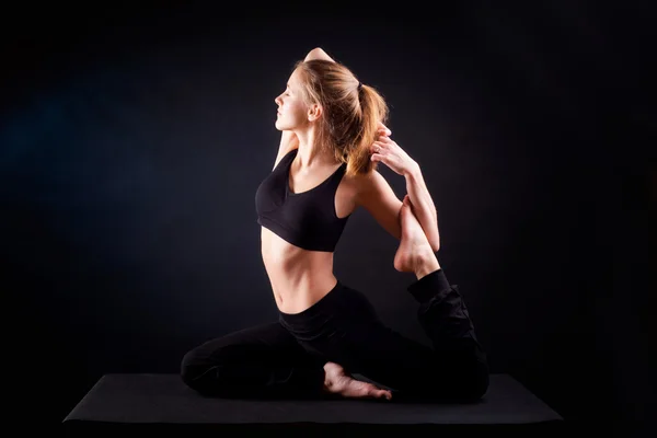 Postura de yoga en estudio — Foto de Stock
