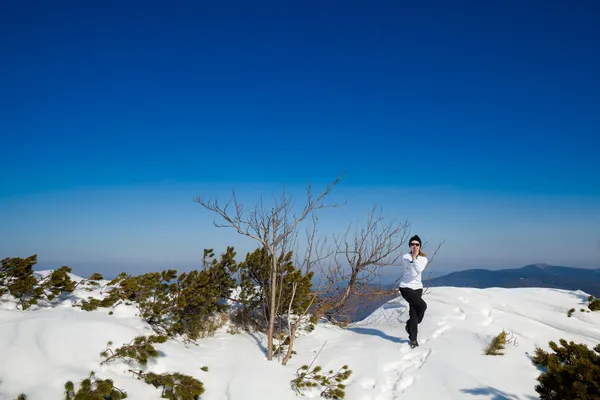 Vinter yoga session i härligt berg plats — Stockfoto