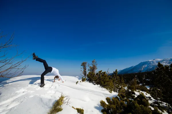 Sesión de yoga de invierno en hermoso lugar de montaña —  Fotos de Stock