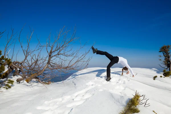 Güzel dağ yerde kış yoga seansı — Stok fotoğraf