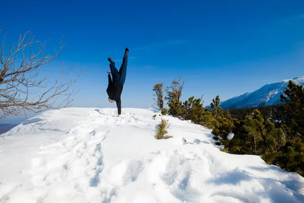 Zima sesji jogi w miejscu piękna Góra — Zdjęcie stockowe