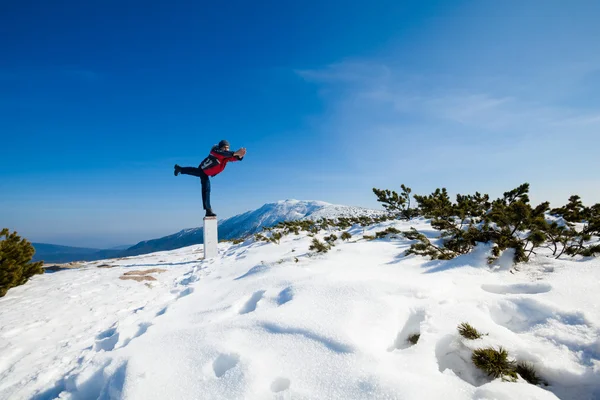 Vinter yoga session i härligt berg plats — Stockfoto