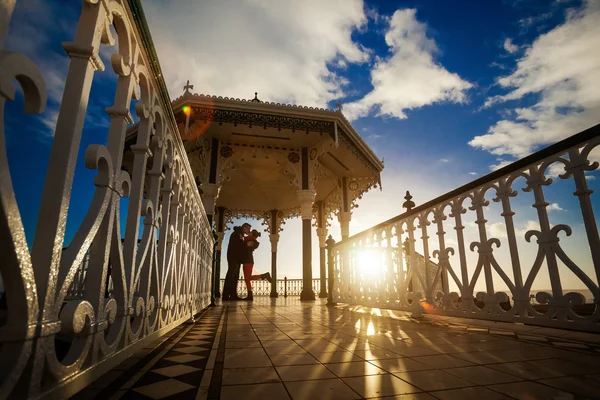 Gün batımı sırasında çift öpüşme romantik fotoğraf — Stok fotoğraf