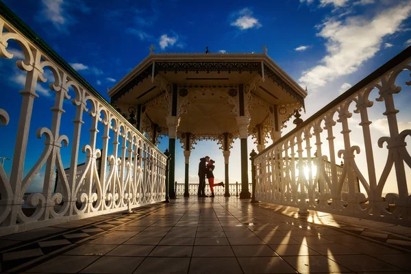 Gün batımı sırasında çift öpüşme romantik fotoğraf — Stok fotoğraf