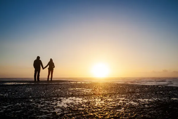 Foto romântica do casal durante o pôr do sol — Fotografia de Stock