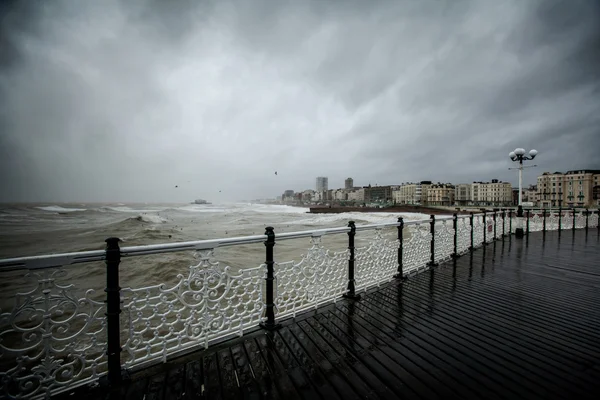 Pemandangan dramatis dari dermaga Brighton — Stok Foto