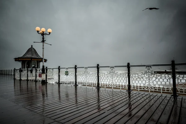 Dramatisk utsikt från brighton pier — Stockfoto
