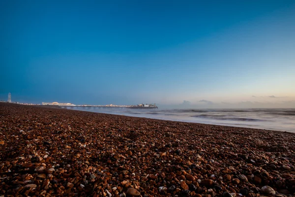Vista al tramonto sul molo e sulla spiaggia di Brighton — Foto Stock