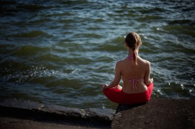 yaz açık yoga seansı bir göl - meditasyon