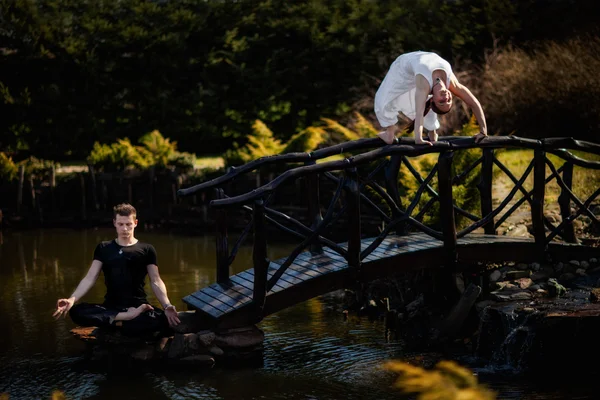 Session de yoga en plein air dans un bel endroit — Photo