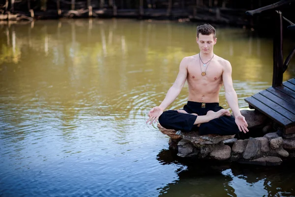 Sesiune de yoga în aer liber într-un loc frumos lângă un lac - meditație — Fotografie, imagine de stoc