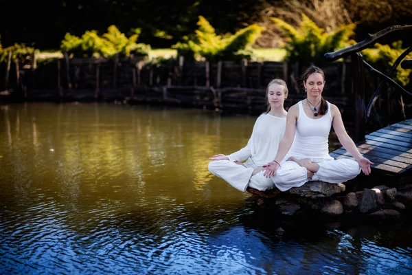 Sessão de ioga ao ar livre em belo lugar perto de um lago - meditação — Fotografia de Stock