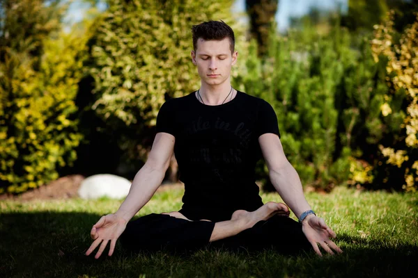 Yoga im Freien an einem schönen Ort - Meditation — Stockfoto