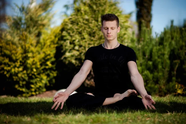 Sesja jogi na świeżym powietrzu w pięknym miejscu - medytacja — Zdjęcie stockowe