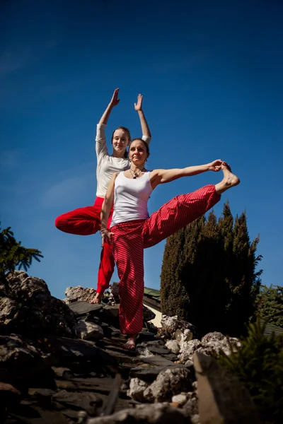 Sesión de yoga al aire libre en un lugar hermoso - ejercicio femenino —  Fotos de Stock