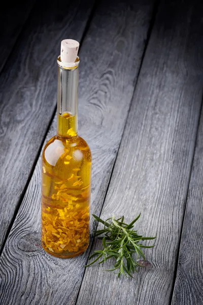 Huile d'olive naturelle infusée de citron — Photo