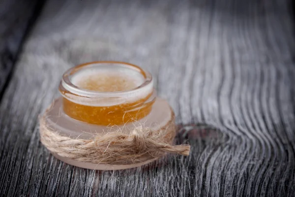 Φυσικό diy ζάχαρη, μέλι και λάδι καρύδας χείλη τρίβει Εικόνα Αρχείου