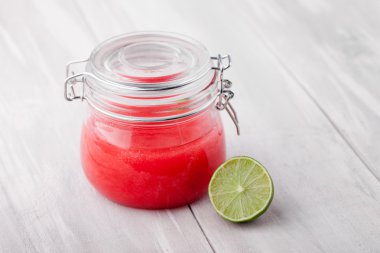 doğal DIY kireç şeker ve tuz body scrub