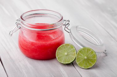 doğal DIY kireç şeker ve tuz body scrub