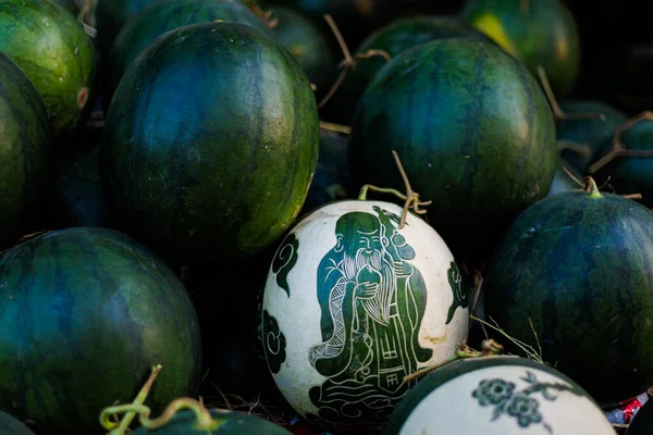 Läckra Färgglada Lokala Livsmedel Marknaden Vattenmelon Snida För Kinesisk Nytt — Stockfoto