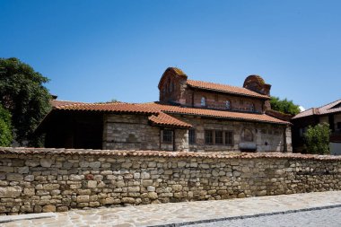 Bulgaristan 'ın güzel antik kenti Nesebar' da yaz mevsimi. Aziz Vaftizci Yahya Kilisesi. Mavi gökyüzü ile Unesco Dünya Mirası Merkezi