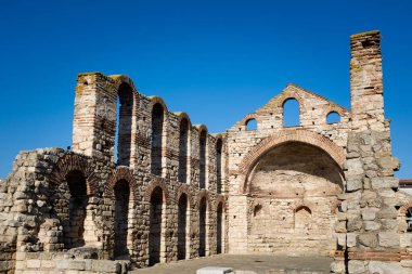 Bulgaristan 'ın güzel antik kenti Nesebar' da yaz mevsimi. Eski Piskopos, Aziz Sophia Kilisesi. Mavi gökyüzü ile Unesco Dünya Mirası Merkezi