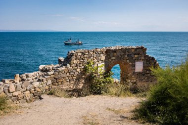 Bulgaristan 'ın güzel Sozopol kasabasında yaz mevsimi. Mavi gökyüzü manzarası