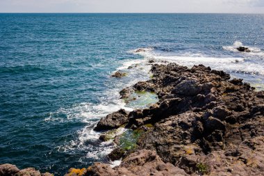 Bulgaristan 'ın güzel Sozopol kasabasında yaz mevsimi. Mavi gökyüzü manzarası