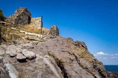 Bulgaristan 'ın güzel Sozopol kasabasında yaz mevsimi. Mavi gökyüzü manzarası