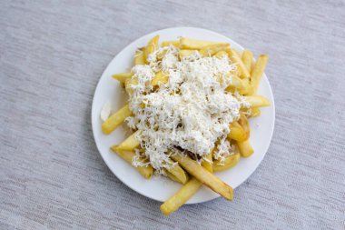 Lezzetli rengarenk vejetaryen yerel yemek restoranda peynirli patates kızartması. Bulgaristan 'da geleneksel Bulgar mutfağı.