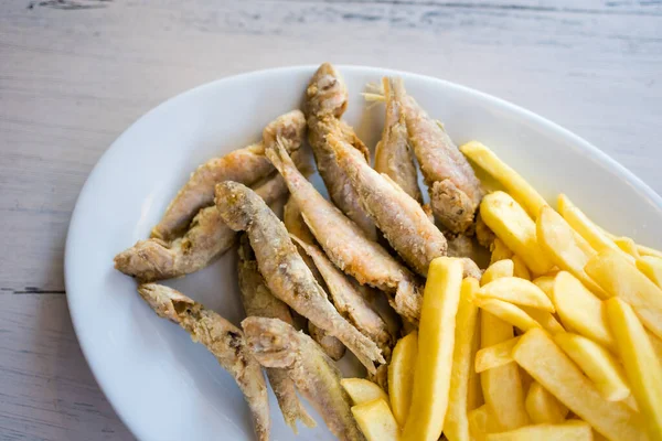 Köstliche Bunte Lokale Speisen Frittierten Fisch Mit Pommes Einem Restaurant — Stockfoto