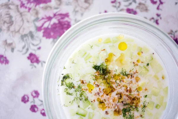 Delizioso Cetriolo Cibo Locale Colorato Con Crema Erbe Aromatiche Taratore — Foto Stock