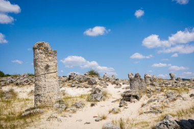 Taş çölün güzel yaz manzarası, Bulgarya 'daki Pobiti Kamani parkı. Mavi gökyüzü ile çekilmiş fotoğraf.