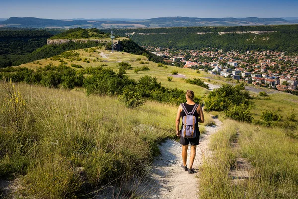 Hermosa Foto Verano Joven Turista Masculino Fortaleza Ovech Provadia Bulgaria —  Fotos de Stock